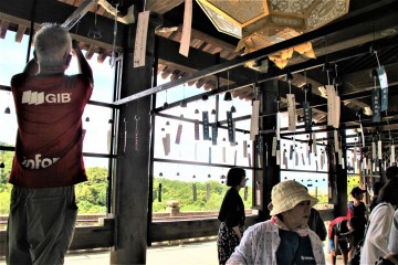　　清水寺回廊での　取り付け作業