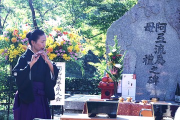 　　慰霊の笛（森美和子さま）　　慰霊碑前