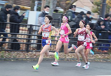 　　女子　先頭集団激走中